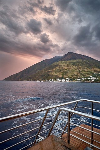 Stromboli   <em>(Iles Eoliennes)</em>  |   18  /  24    |