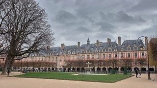 Paris    (Place des Vosges)    |   7  /  14    | 