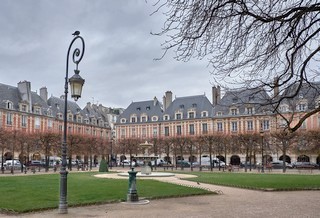 Paris    (Place des Vosges)   |   8  /  14    | 