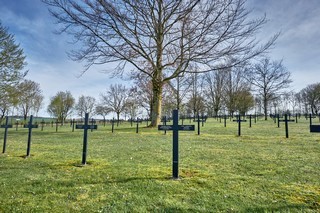 Consenvoye cimetière allemand ( tombes noires)   |   1  /  1    | 