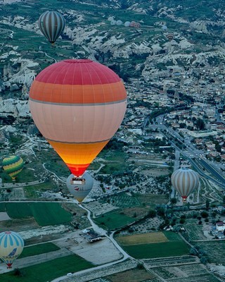 Göreme    <em>(Survol de différentes vallées)</em>   |   7  /  23    |