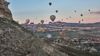 Göreme    <em>(Survol de différentes vallées)</em>   |   12  /  23    |