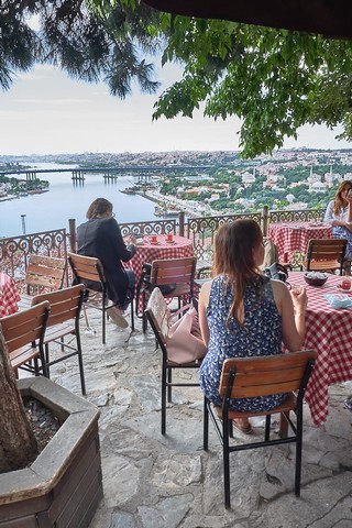 Istanbul   <em> (Café Pierre Loti)</em>   |   11  /  33    |