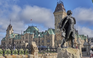 Ottawa    <em>(Colline du Parlement)</em>   |   12  /  24    |