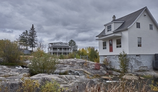 Saguenay   <em>(La petite maison blanche) </em>   |   4  /  11    |