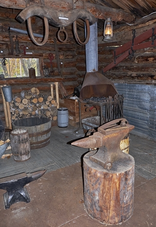 Shawinigan   <em>(Grandes piles, village du bucheron) </em>   |   10  /  11    |